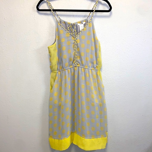 Esley Dresses & Skirts - Esley NWT Yellow Gray Daisy Print Spaghetti Straps Pockets Elastic Waist Dress